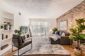 Your Central 2B Getaway - Walk Downtown - Pool, Pkg
